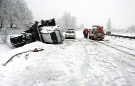 Prevrnuo se šleper sa automobilima