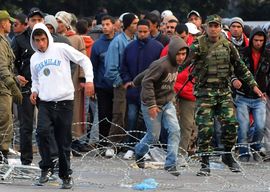 Tunis:Suzavcem na demonstrante