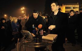 Makedonska TV A1 program emituje ispred zgrade vlade (VIDEO)