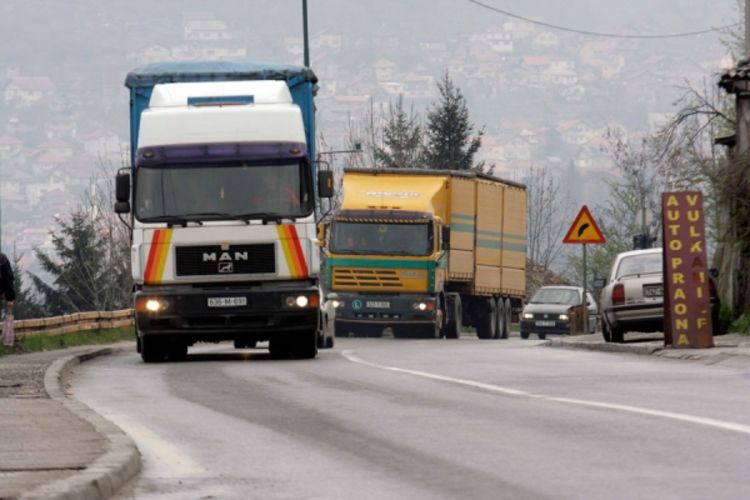 Kamioni u leru zbog vlasti