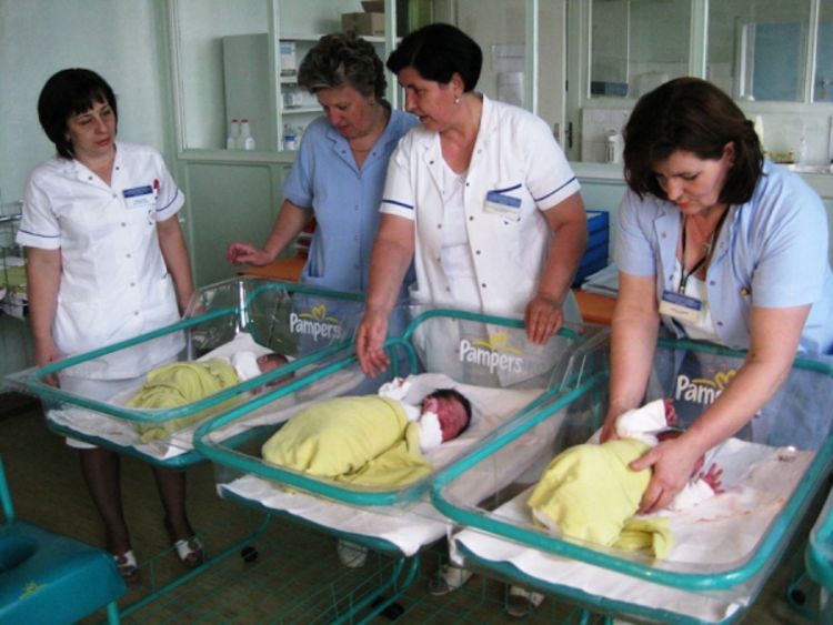 Novorođene bebe kupaju u lavabou