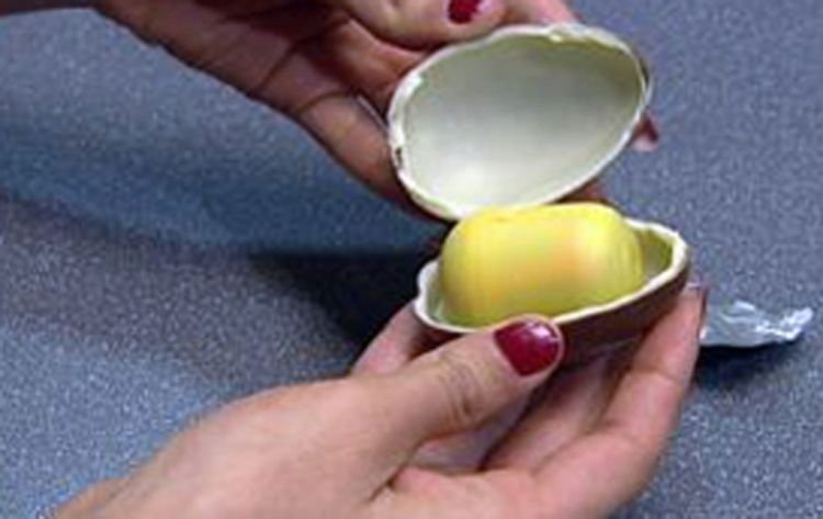 Optužena zbog šverca kinder jajeta u SAD