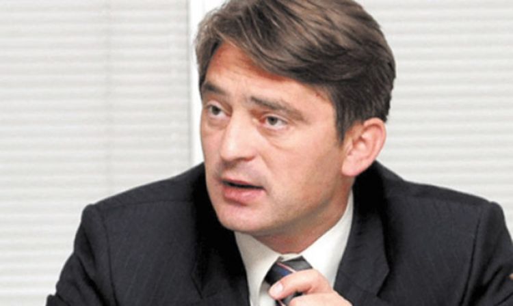 Aktivan telefonski broj i anketa o Komšiću