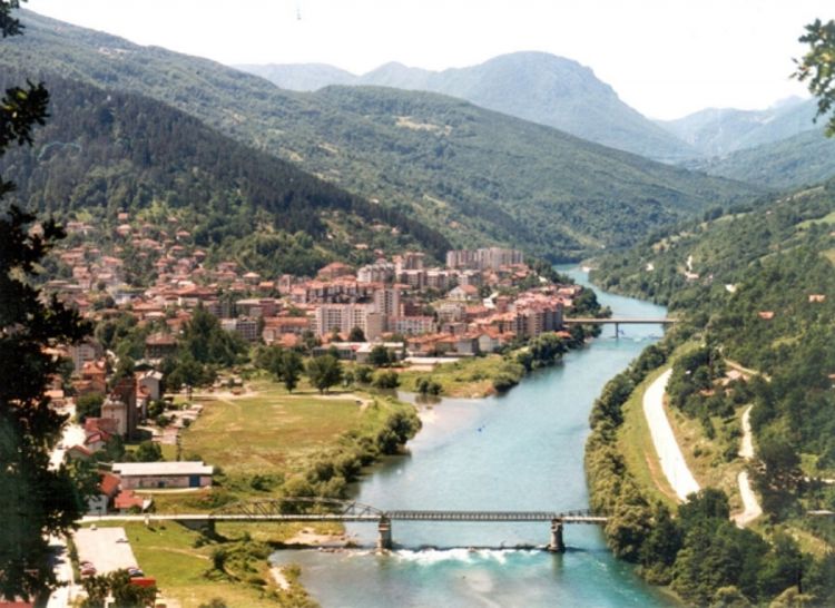 Pucao na mladiće koji su kamenovali zgradu