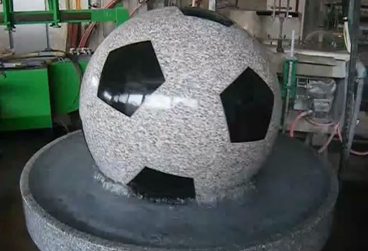 Izradili loptu tešku 220 kilograma (Video)