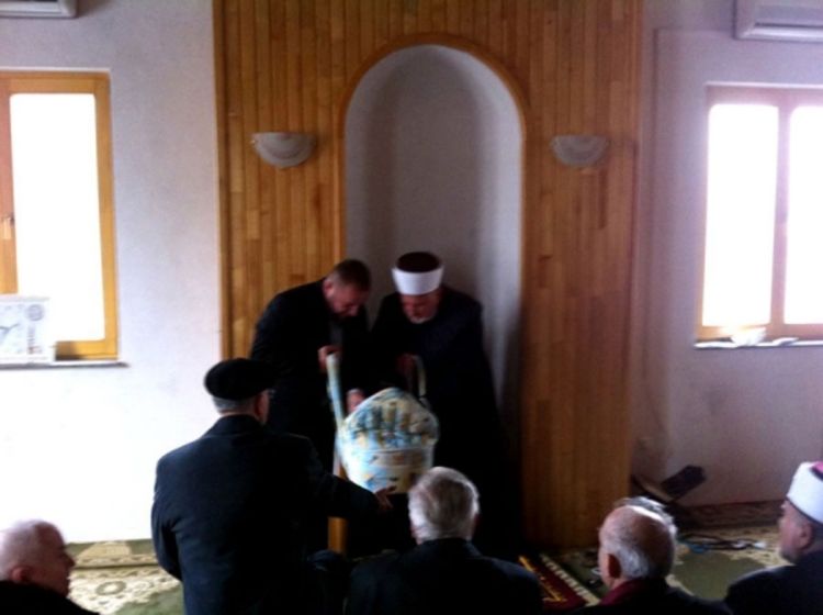 Razbijeno staklo na Medžlisu IZ u Gacku