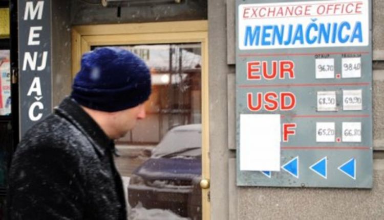 Starica pokušala pljačku sa fantomkom i plastičnim pištoljem