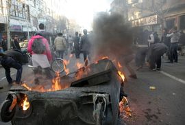 Zabranjeni protesti u Iranu: Jedan demonstrant poginuo, 250 uhapšeno