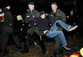 Protesti zbog konvoja s nuklearnim otpadom, privedeno 350 osoba