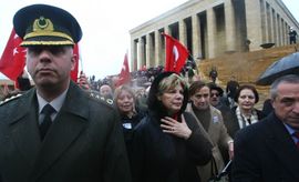 Bijesni zbog hapšenja oficira