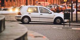 Policija čuva HDZ, nakon što su ih žene gađale jajima (Video)