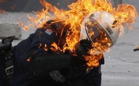 Policajac buktinja u Grčkoj (Video)