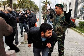Tunis: Suzavcem na demonstrante