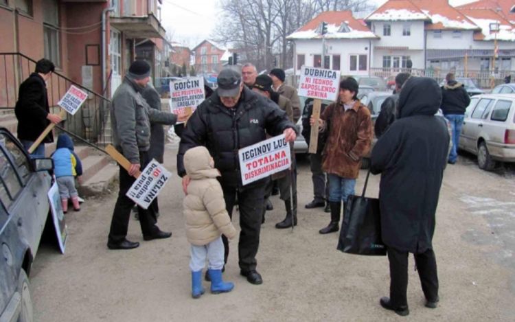 Incident u Kalesiji: Policija pokušala da spriječi Srbe da protestuju