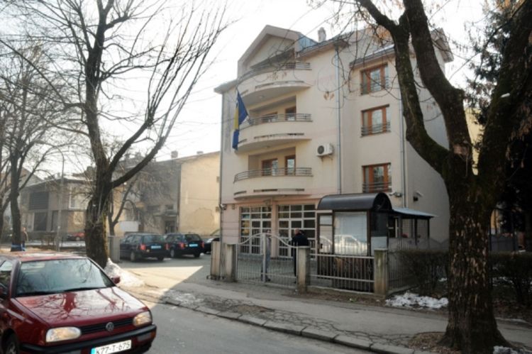 Drogiran pokušao službenici oteti pištolj