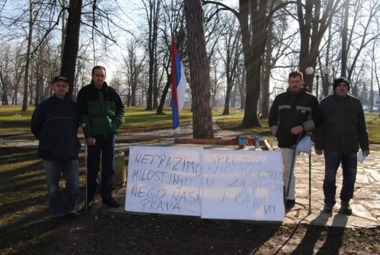 Četvorica ratnih invalida nastavila štrajk glađu