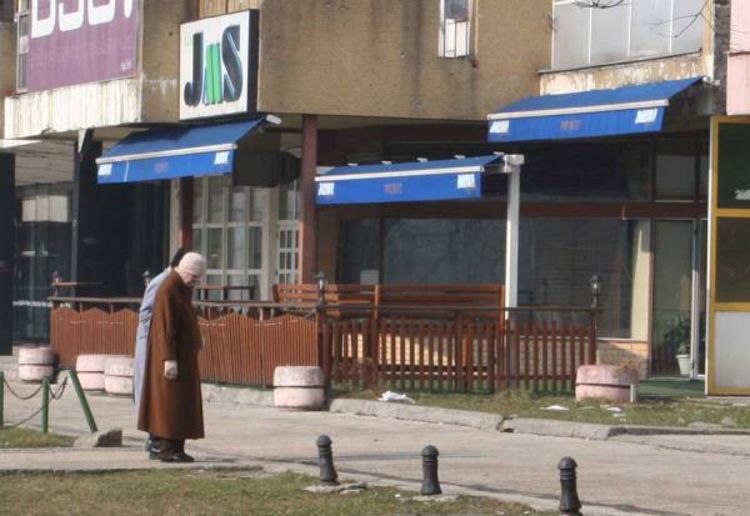 U pucnjavi ispred kafića ranjene dvije osobe