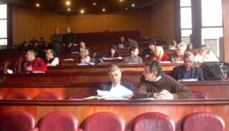 Novinari napadnuti i na silu izbačeni sa sjednice SO Kula (VIDEO)