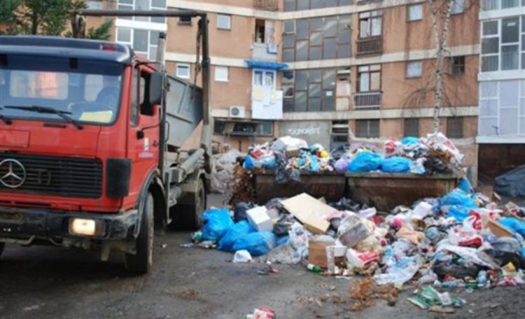 Kamioni sa smećem čekaju na ulaz u deponiju u Brčkom