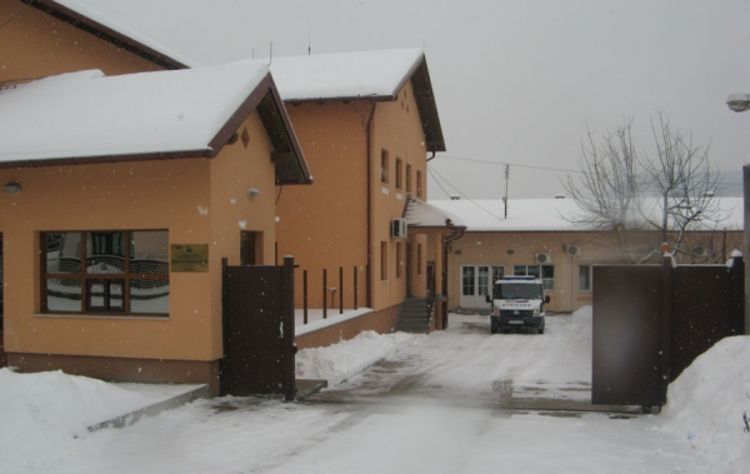 Zatvorenika istukao katancem