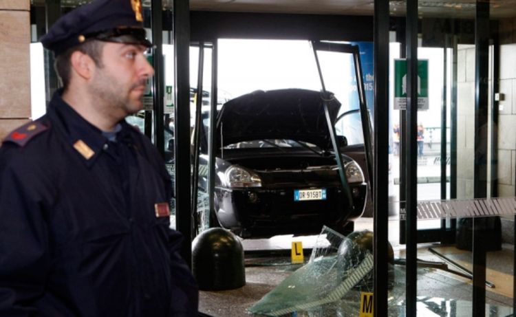 Ukradenim automobilom razvalio ulazna vrata na aerodromu