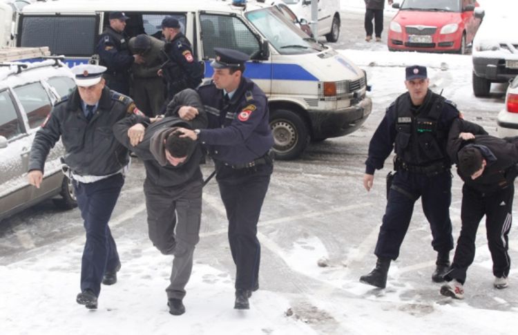 Počelo ispitivanje 13 osumnjičenih za promet droge i oružja