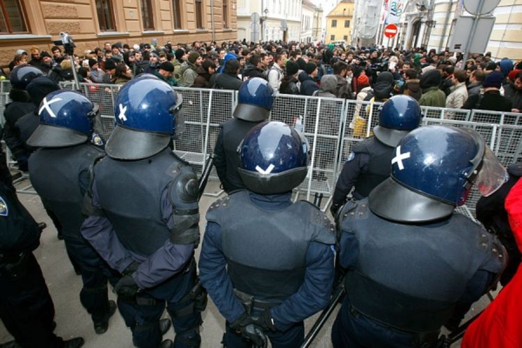 Protesti u Zagrebu: Demonstranti zaustavljeni na barikadama