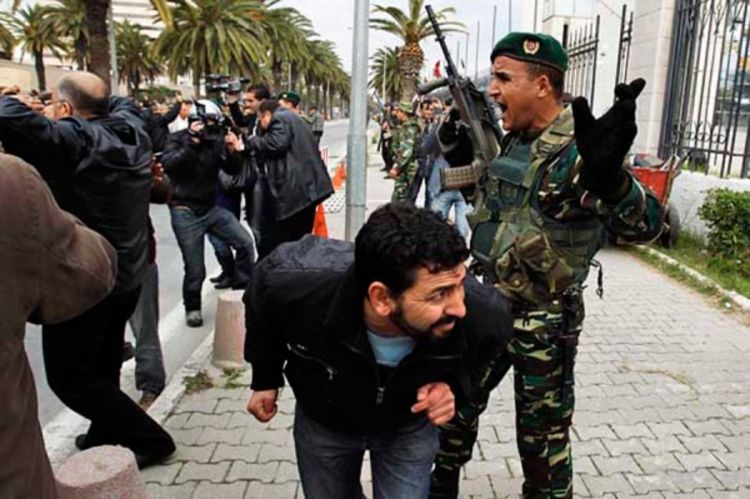 Tunis: Suzavcem na demonstrante
