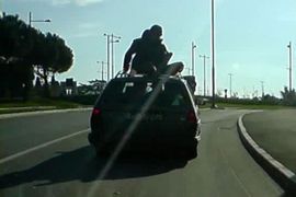 Provozao suprugu na krovu automobila