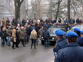 Sarajevo: Na zgradi Ambasade Srbije grudve snijega