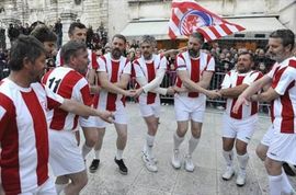 Zvezdini fudbaleri okićeni zastavama paradirali Zadrom (Foto, Video)