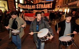 Novi protesti u Hrvatskoj, kordon policije čuva Vladu od građana