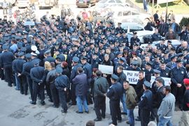 Policija štrajkovala ispred sjedišta Vlade