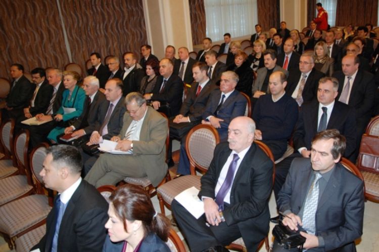Vlada RS direktorima smanjuje plate i do 25 odsto