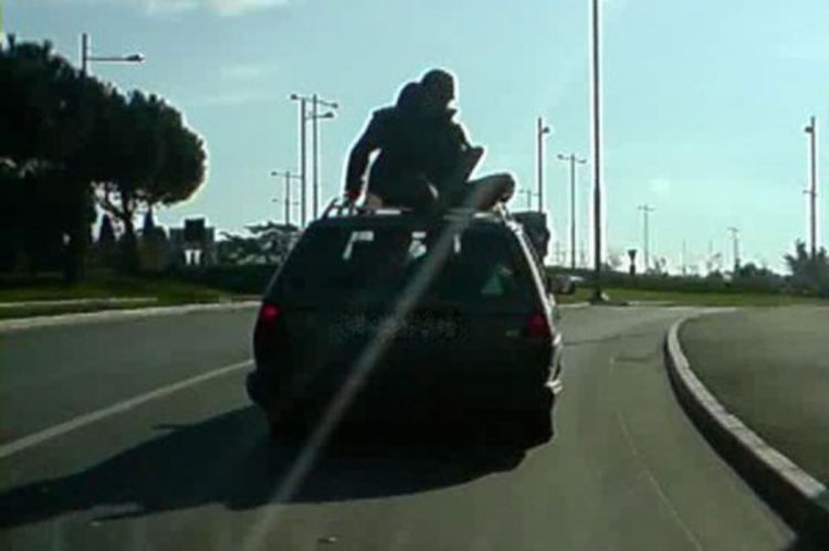 Provozao suprugu na krovu automobila