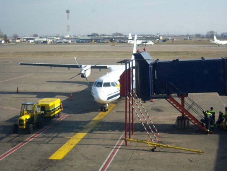 Avion bez izvučenog stajnog trapa sletio u Beogradu