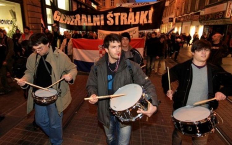 Novi protesti u Hrvatskoj, kordon policije čuva Vladu od građana