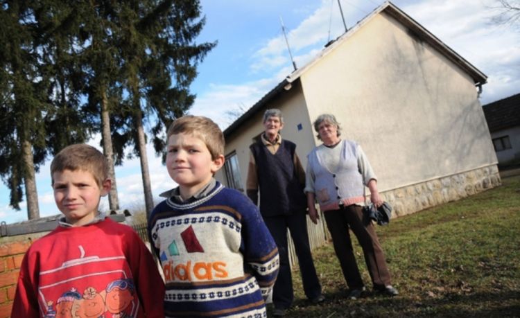 Derventa: Ostavljeni mališani žude za igračkama