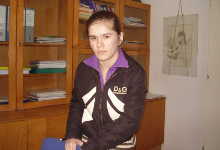 Teško oboljela Slađana Kajkut niže petice: Majka je na leđima 3km nosi do škole