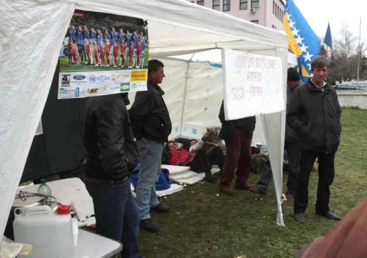 Promrzli i pokisli radnici Vitezita spavaju pred zgradom Vlade