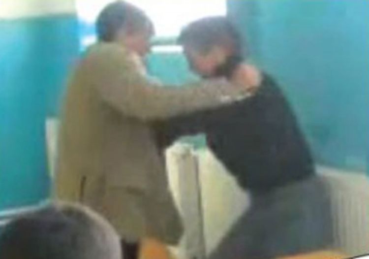 Skandal: Učenik stolicom gađao profesora (Video)