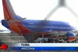 Sletjeli zbog rupe na trupu aviona (Video)