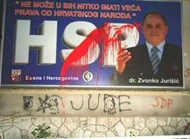 Mostar: Natpisi Jude i SDP osvanuli na zgradi HSP-a, pijetao ostavljen ...