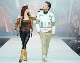 Ana Čepmen s pištoljem na modnoj pisti