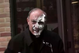 Nadbiskup dobio tortu u lice... četiri puta (Video)