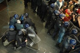 Haos u Zagrebu: Tukli se demonstranti i policija