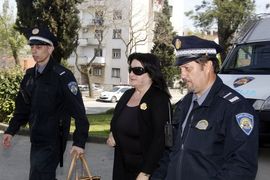 Pogledajte privođenje majke Tonija Cetinskog istražnom sudiji (Foto)