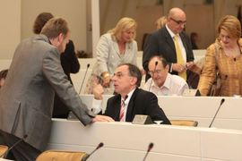 Trošenje novca poslaničkih klubova: Nešto stranci, a nešto i sebi