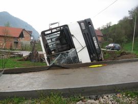 Autobus pun djece sletio s puta