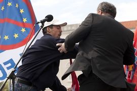 Protesti u Hrvatskoj: U Splitu napadnut gradonačelnik